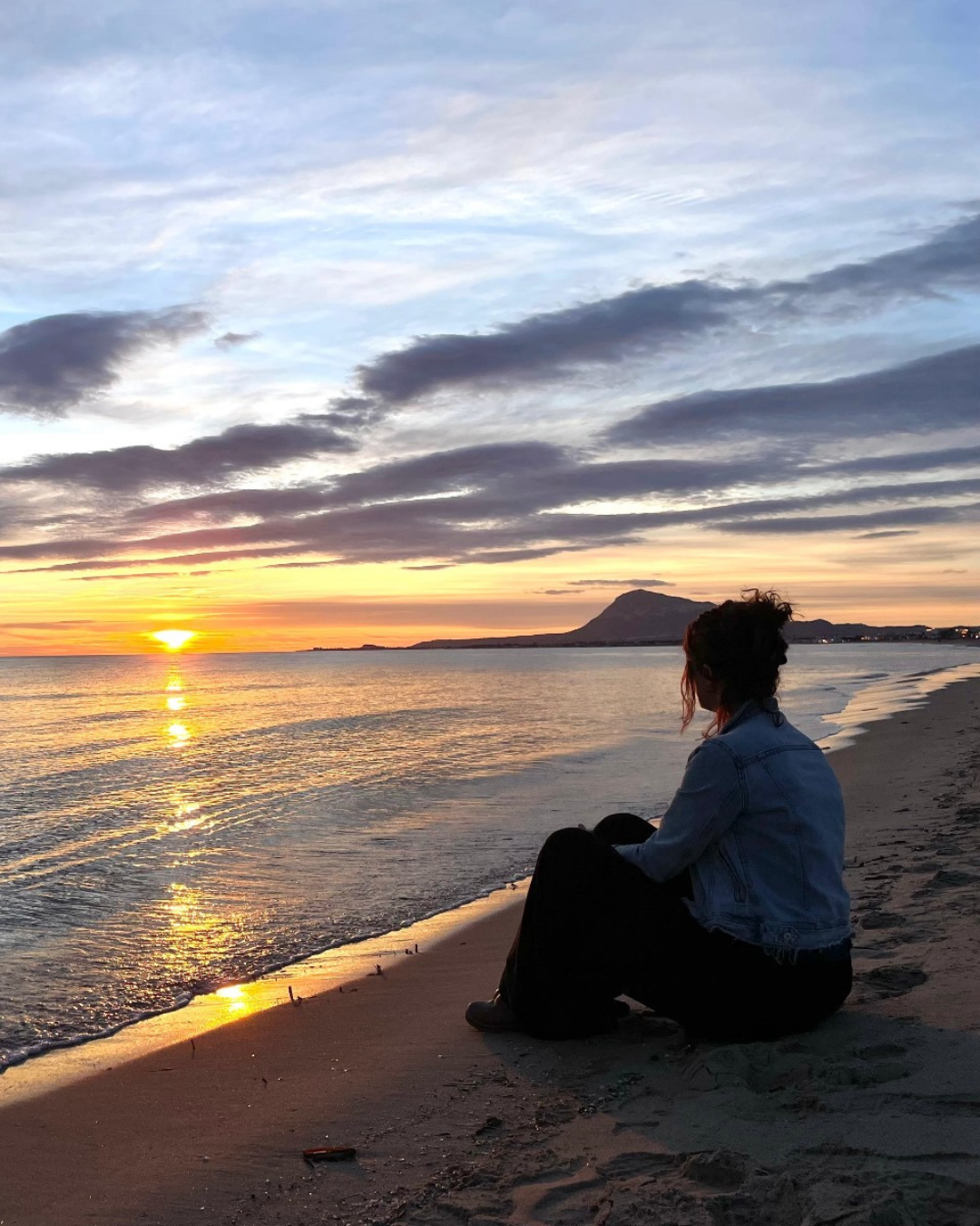 Refonte ALMA — Accueil Émilie, fondatrice d’ALMA Naturopathie, face au coucher de soleil